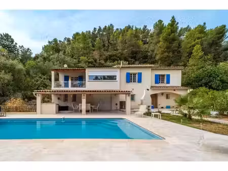 une propriété familiale avec vue et grand terrain sur les hauteurs de vidauban