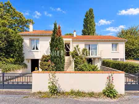 spacieux pavillon familial de 130 m2 avec sous-sol total garages et parc arboré de 1560 m2
