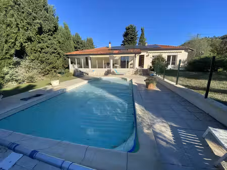 plain-pied avec piscine sur plus de 9 000 m2 de terrain