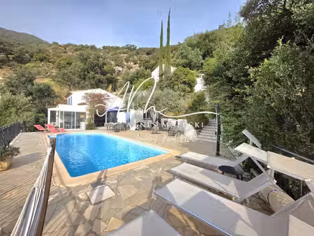 beau positionnement pour cette villa provençale avec piscine et garage plein sud