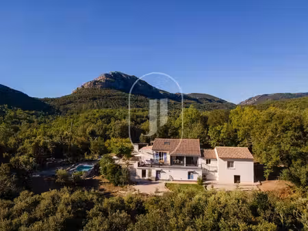 a vendre : propriété rénovée au cœur de 4 hectares de nature  à 2 min des commerces