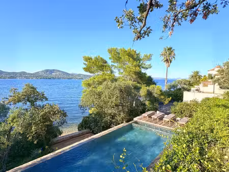 pied dans l'eau avec accès et plage privée et piscine à débordement !