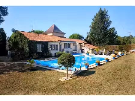 maison contemporaine avec piscine  quartier residentiel