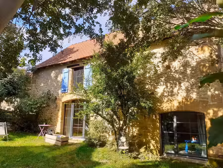 propriété en pierre rénovée avec maison  3 gîtes  bassin de détente et fort potentiel...