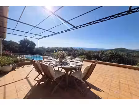 belle maison avec vue 180° sur le luberon  grand terrain avec