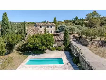 ancien corps de ferme avec piscine à vendre à gordes