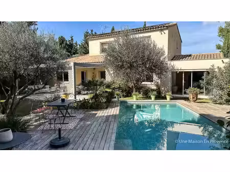 maison contemporaine avec piscine et garage à villeneuve les avignon