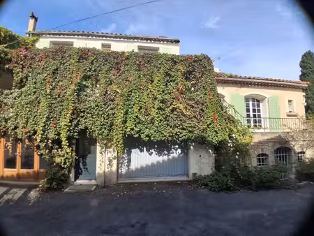 maison de village au calme avec belle terrasse et garage.