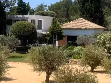superbe propriété aux prestations contemporaines  beaux volumes et piscine chauffée 
