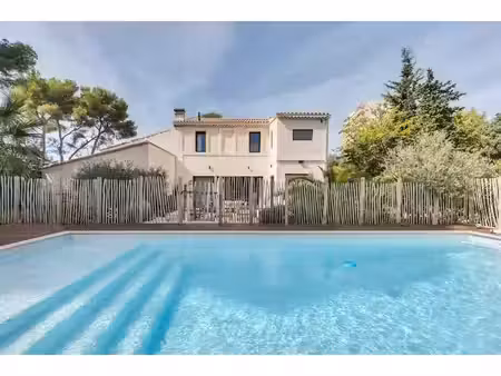 bastide entièrement rénovée avec grand jardin et piscine