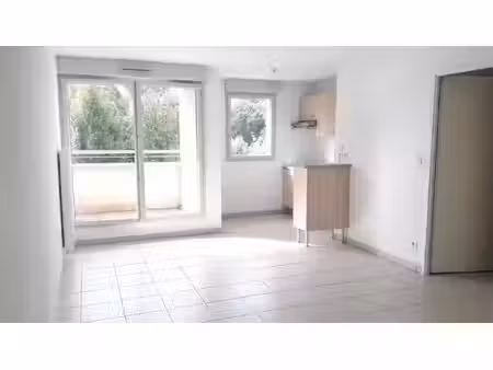 charmant t2 avec terrasse et parking - disponible immédiatement