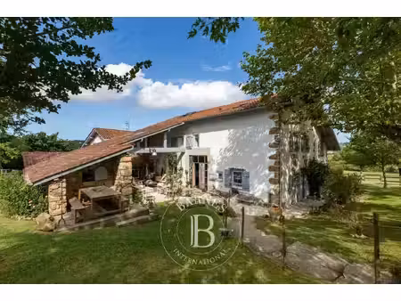 proche ascain  veritable coup de coeur pour cette ferme du xvii  620 m²  superbe vue