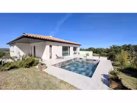 villa récente avec piscine en position dominante avec vues magnifiques mer plaine...