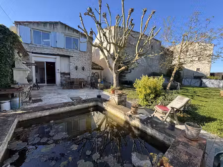 maison en pierres avec jardin