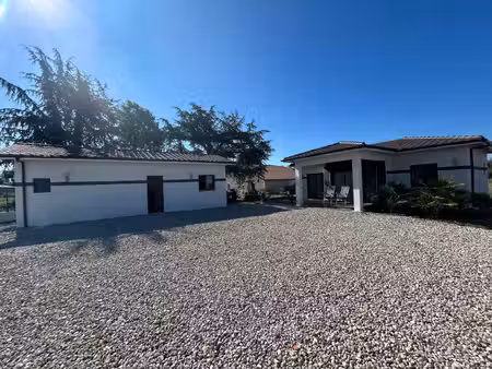 villeneuve sur lot  maison de plain-pied  2 chambres  jardin et garage.