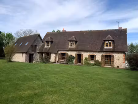 belle grande longère en pierres  en parfait état.