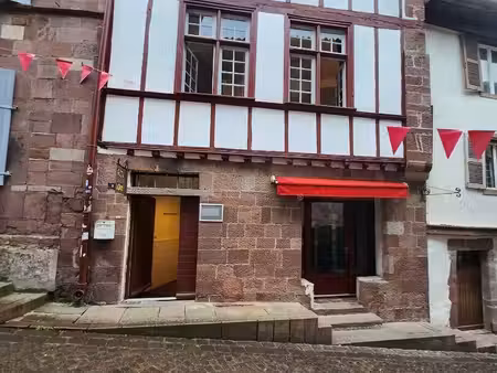 saint jean pied de port - ensemble immobilier comprenant une maison et une boutique libre.