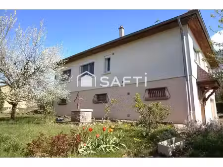 maison familiale au calme de 115 m² sur 1100m² de terrain clos et arboré.