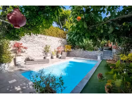 maison familiale de caractère avec jardin paysagé  piscine et