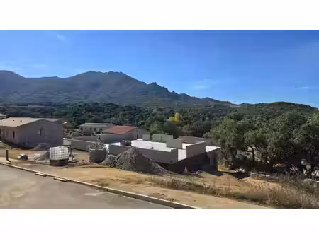 sartène  dans un lotissement calme à 5 mn de propriano  terrain avec maison en cours de co