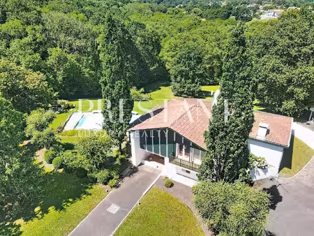 maison neo-basque avec jardin piscine et garage