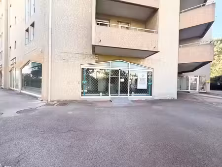 location local commercial 166m2 aubagne 13400 - 2500 € - surface privée