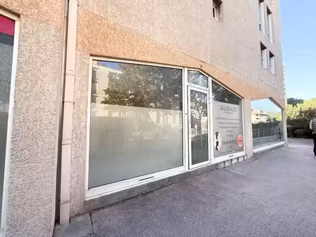 location local commercial 45m2 aubagne 13400 - 700 € - surface privée