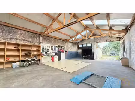 hal van 200m² met tuin