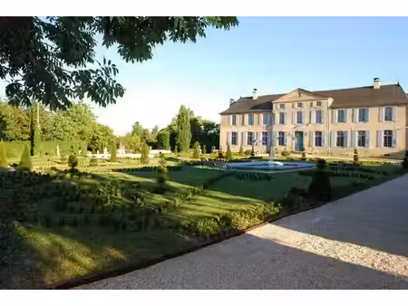 elegant chateau xviiis  sans travaux  sur 1 hectare clos de murs  jardin paysagé ...