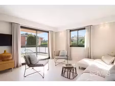 superbe trois pièces avec terrasse et piscine