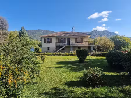 maison individuelle sur environ 1300 m² de terrain
