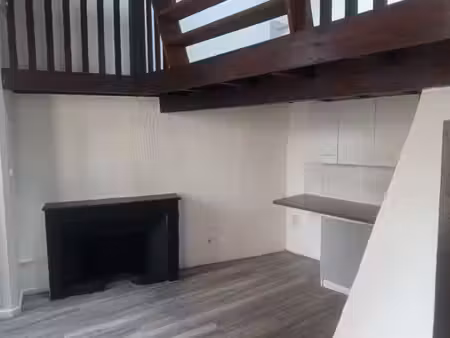 studio loué lumineux avec mezzanine et charme ancien centre historique de chambéry