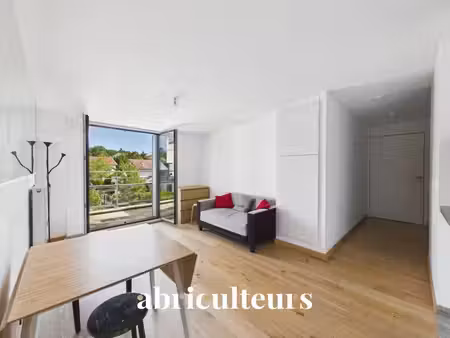 agréable appartement t3 avec balcon - 56m² - garches