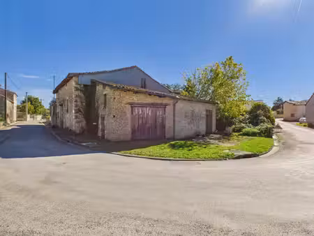 charmante grange à rénover au cœur du village de bessé