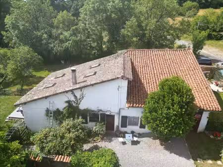 une charmante maison individuelle offrant une vue magnifique
