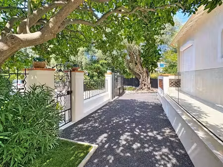 maison individuelle avec jardin  solarium & parking