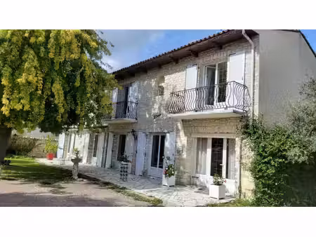 maison charentaise avec grand terrain arboré
