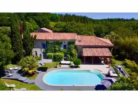 spacieuse maison charentaise avec suite indépendante  piscine et grange en pierre