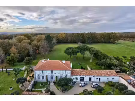 exclusif : élégant manoir du xviiie siècle avec jardin d'exception à 5 minutes de saintes