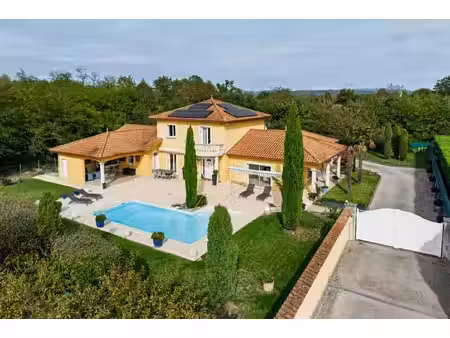 villa d'architecte avec piscine et jardin paysager de 1 762 m2
