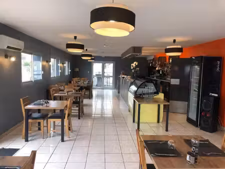 restaurant avec terrasse extérieure et parking