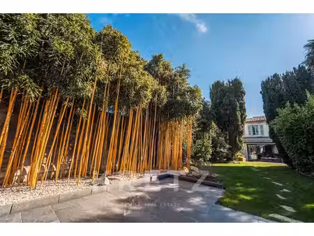 adresse d'exception face au mail – maison élégante avec jardin e