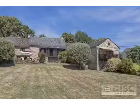 corps de ferme rénovée avec spacieux gîte indépendant  dépendance  piscine et superbes...