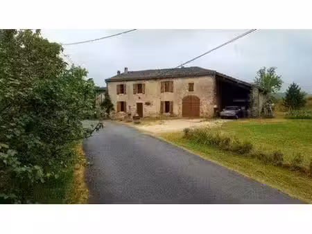tarn proche puycelsi. maison ancienne en sortie de hameau   140 m² de sh et beau potentiel