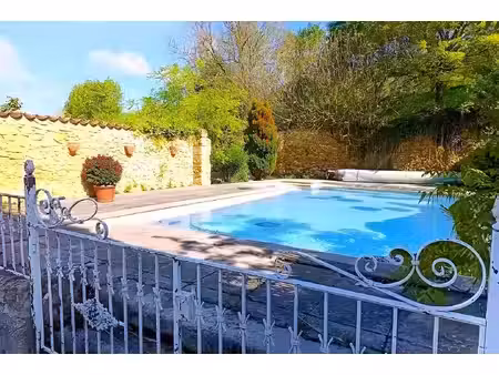domaine de 8 7 ha avec habitation  gîte  salle de réception et installations équestres