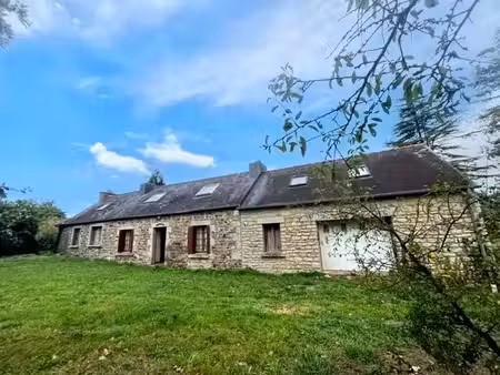 longère isolée en campagne avec hangar