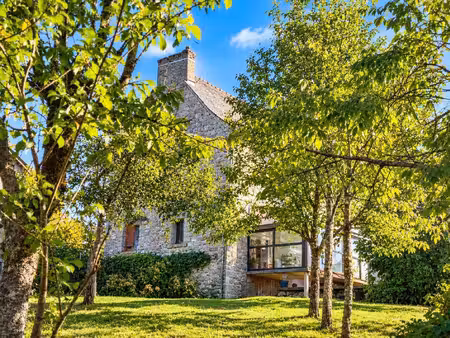 maison de caractère en pierre avec hangar