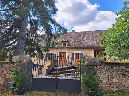ferme en pierre au cœur d'une campagne magnifique