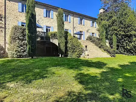 une splendide maison de maître et 5 logements indépendants avec un parc arboré en bordure.