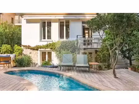 emplacement privilégié au cœur de cannes : maison de ville avec piscine et stationnement..